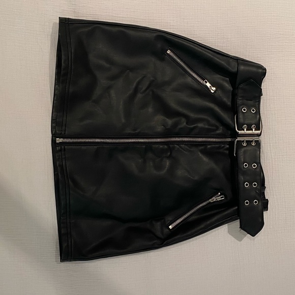 Forever 21 fake leather skirt - Picture 1 of 2
